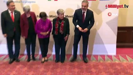 Bakan Fidan'ın hareketi damga vurdu! Türk bayrağını yerde bırakmadı