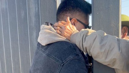 Hombre Se Reúne Con Su Padre Y Su Abuela En La Frontera Después De 12 Años