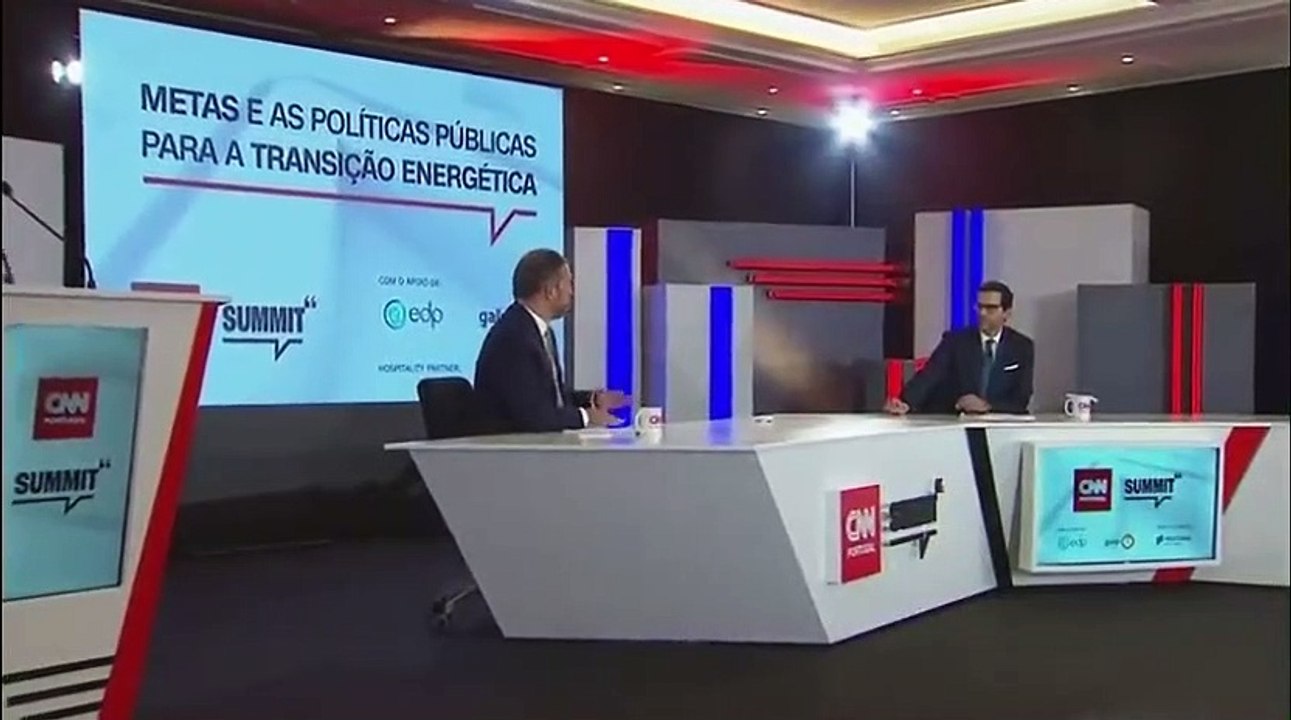 Ministro do Ambiente atacado com tinta durante conferência