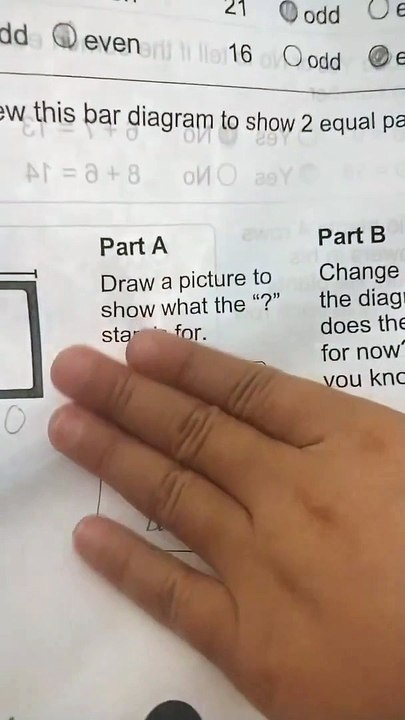 Une fille explique sa réponse aux devoirs de mathématiques
