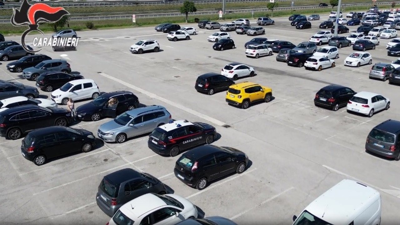 Furti nei parcheggi dei supermercati: arrestata coppia che prelevava denaro con bancomat rubati (26.09.23)