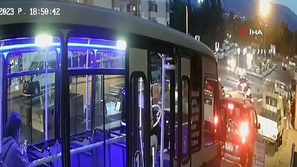 Moment d'accident de piéton-moto à Karabük reflété sur une caméra de sécurité
