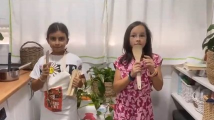 Alumnos de La Aduana versionan a Jarabe de Palo para denunciar la falta de personal en el comedor