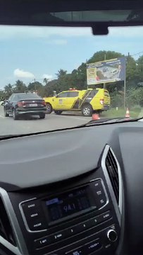 Caminhão carregado de frango tomba na AL-101 Sul