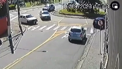 Video: ¡Impactante! Niña cae de un vehículo en movimiento