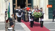 Funerali Napolitano, l'uscita del feretro dopo la cerimonia accompagnato dall'Inno di Mameli