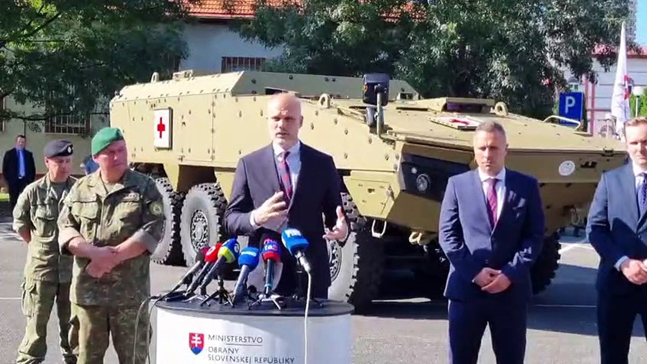 ZÁZNAM: Na Slovensko doviezli z Fínska prvé zo 76 vozidiel 8x8