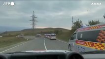 Nagorno-Karabakh, una fila di ambulanze evacua 23 feriti attraverso il corridoio Lachin