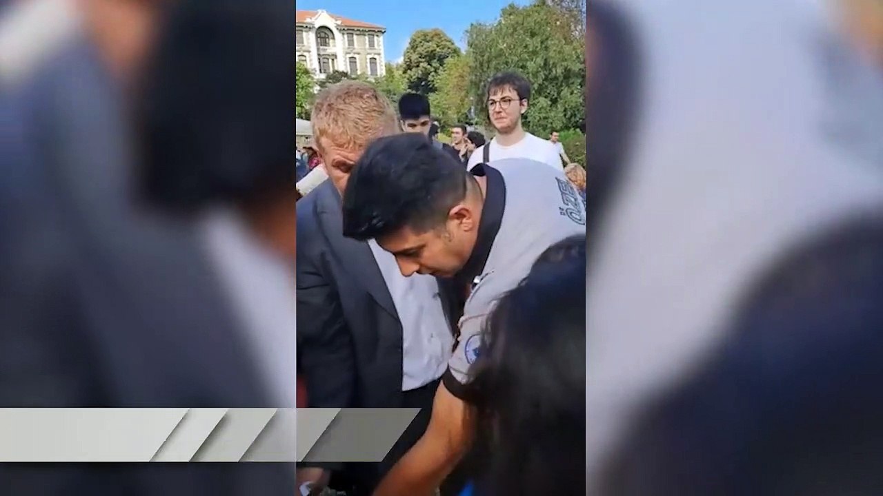 Boğaziçili grubun gökkuşağı bayrağı 'izin yok' denilerek alındı