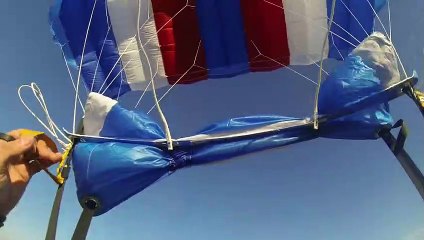 Un parachutiste pris dans l'avion