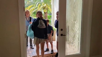 Surprendre des frères et sœurs étudiants avec un chiot