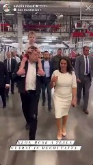 إيلون ماسك يحمل ابنه على كتفيه أثناء زيارة لرئيسة المجر لمصنعه