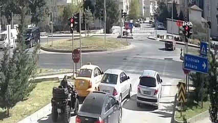 Deux voitures sont entrées en collision à l'intersection comme ça