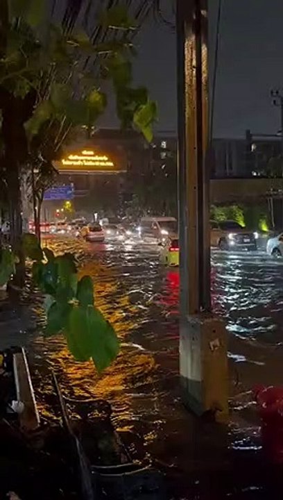 ด่วน! ฝนถล่มหนัก ทำ กทม. จมบาดาล หนักสุดย่านพระโขนง (มีคลิป)