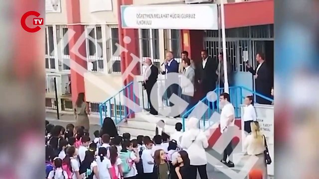 AKP’li Çekmeköy Belediye Başkanı Ahmet Poyraz, okul okul gezip önce propaganda yapıyor ardından da küçük çocuklara dua ettiriyor. Çocuklara, “Âmin deyin” diyerek dua ettiren AKP’li Poyraz’a veliler tepki gösteriyor