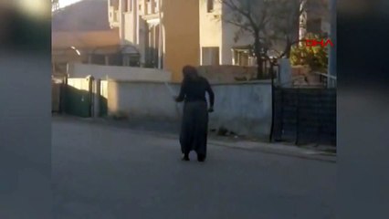 Le moment de l'attaque d'une femme avec un bâton à Aksaray, filmé