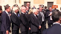 Mattarella saluta Meloni al termine dei funerali di Napolitano