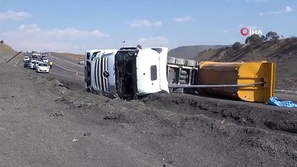 Şırnak'ta hafriyat kamyonu devrildi