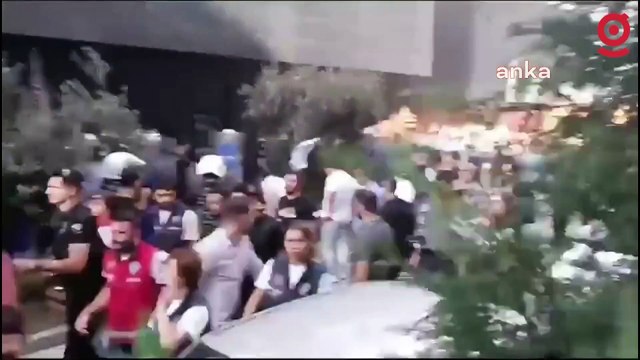 İşten çıkarılan Trendyol işçilerinin şirket önündeki oturma eylemine polis müdahale etti, 15 kişi gözaltına alındı