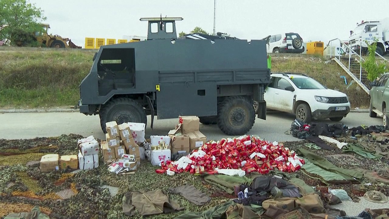 Kosovo: Polizei präsentiert riesigen Waffenfund