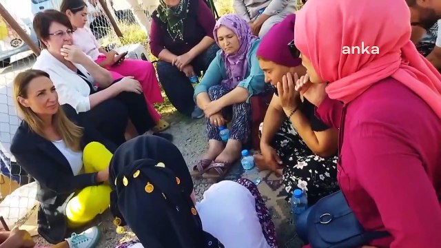 La présidente de la branche des femmes du CHP, Aylin Nazlıaka, a rendu visite aux femmes licenciées à la serre Agrobay.