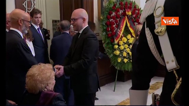 Funerali Napolitano, la stretta di mano di Meloni alla moglie Clio