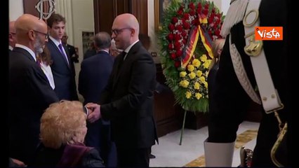 Funerali Napolitano, la stretta di mano di Meloni alla moglie Clio