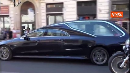 Funerali Napolitano, il feretro attraversa il centro di Roma prima della cerimonia laica