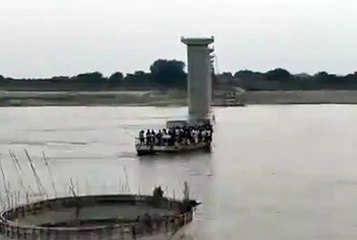 Steamer stuck in middle of river with 150 passengers for 90 minutes in agra watch video