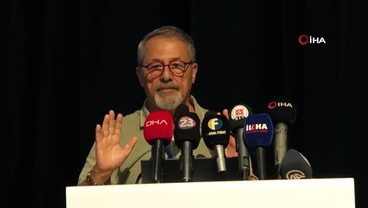 "İstanbul'da 7,2 ile 7,6 arasında deprem bekliyoruz" diyen Naci Görür Kumburgaz ya da Adalar faylarına dikkat çekti