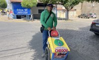 Há seis anos como autônomo, vendedor de dindin esbanja disposição e bom humor nas ruas de Cajazeiras