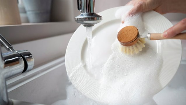 10 Common Mistakes to Avoid When Washing Dishes