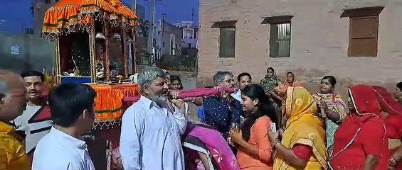 पालकी पर सवार निकले भगवान ने किया स्नान, हुए भजन-कीर्तन