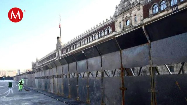 Resguardan Centro Histórico con vallas metálicas previo a marcha Ayotzinapa