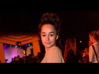 VIDEO: Soirée Bvlgari : Léna Mahfouf, jupe Prada et pull face à Nora Arnezeder, soutien-gorge à déco