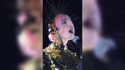 İlginç kıyafeti dikkat çekti! Gülsen'den 100. yıla özel İstiklal Marşı seslendirmesi