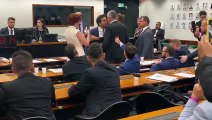 Janones é contido após embate com deputado Filipe Barros na Câmara dos Deputados