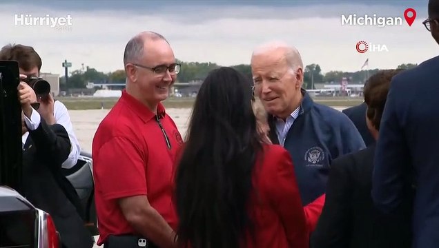 ABD Başkanı Biden, uçaktan indiği sırada az daha düşüyordu