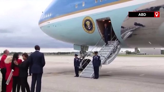 ABD Başkanı Biden, uçaktan indiği sırada az daha düşüyordu