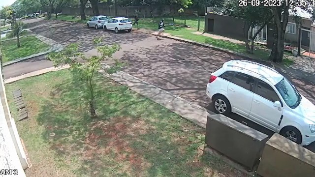 Câmera flagra ladrões fugindo após roubo em loja de celulares