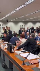 Janones e Filipe Barros são separados por parlamentares; veja vídeo da briga