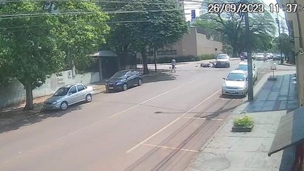 Câmera registra colisão entre moto e carro no Centro