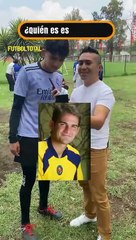 Dime quién es este jugador por un balón