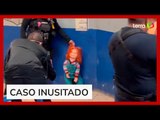 Boneco Chucky é 'algemado e preso' pela polícia do México