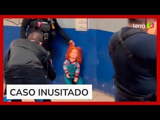 Boneco Chucky é 'algemado e preso' pela polícia do México