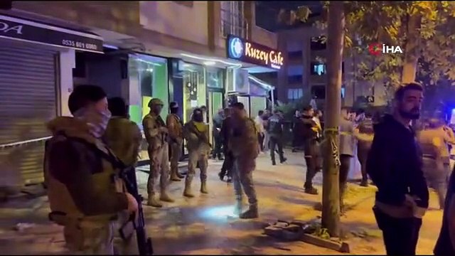 Esenyurt'ta kafede çıkan kavgada 1 kişi boğazından bıçaklandı, 1 kişi silahla yaralandı