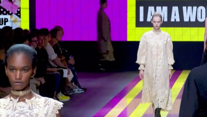 Em Paris, Dior surpreende com desfile que ironiza o machismo