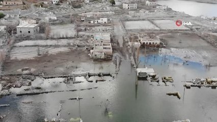 Kars'ta su çekildi, köy ortaya çıktı