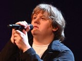 Atteint du syndrome de Gilles de la Tourette, Lewis Capaldi victime d’une crise en plein concert p