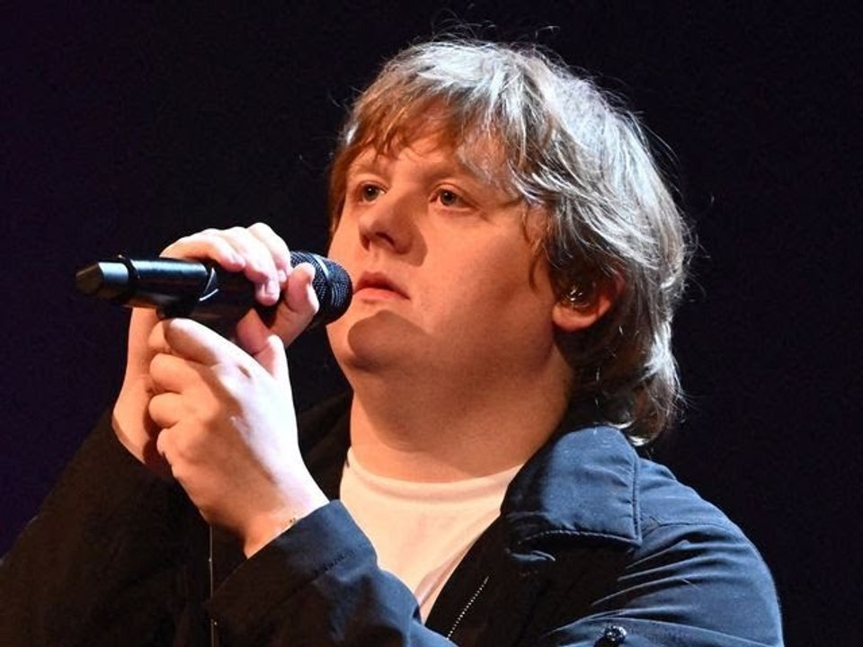 Atteint du syndrome de Gilles de la Tourette, Lewis Capaldi victime d’une crise en plein concert p
